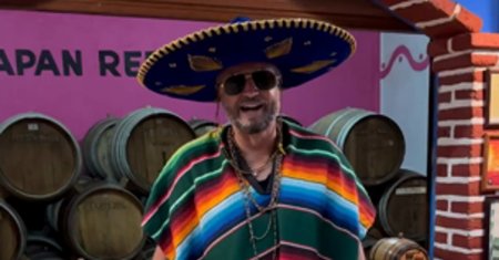 <span style='background:#EDF514'>CATALIN BOTEZATU</span> se relaxeaza in Mexic, la Tulum! Cum a dansat cu palaria de Mariachi intr-o distilerie. VIDEO