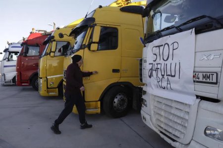 Doua camioane din Republica Moldova s-au alaturat protestului si au blocat total DN2E85