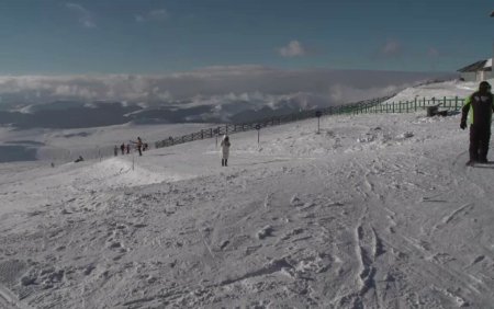 Turistii se bucura de <span style='background:#EDF514'>ZAPADA PE PARTII</span>le de ski din Romania. Este o atmosfera de vis aici sus la Cota 2000
