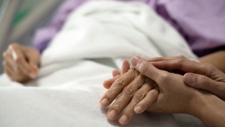 O pensionara a ajuns la spital, dupa ce a primit o factura de 62.000 de euro la apa, in Italia | Compania i-a trimis scuze si flori