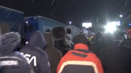 Trafic blocat complet pe DN2, in Afumati, langa Bucuresti: Transportatorii si fermierii si-au parasit masinile si protesteaza la pas