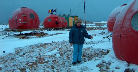 13 ianuarie: A fost inaugurata Statia Law-<span style='background:#EDF514'>RACOVITA</span>, prima statie romaneasca permanenta de cercetare si explorare din Antarctica
