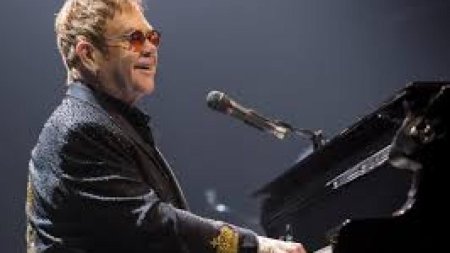 Elton John scoate la licitatie un pian, un combinezon si o pereche de cizme cu platforma