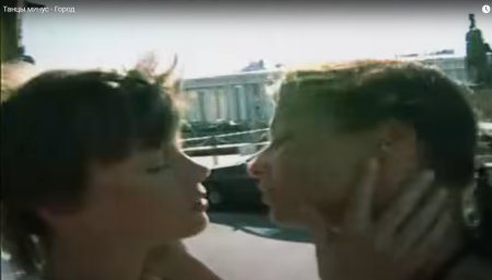 Un post TV detinut de Gazprom a fost amendat pentru propaganda LGBT” din cauza ca a difuzat un clip din anii ’90 cu un sarut intre doua femei | VIDEO