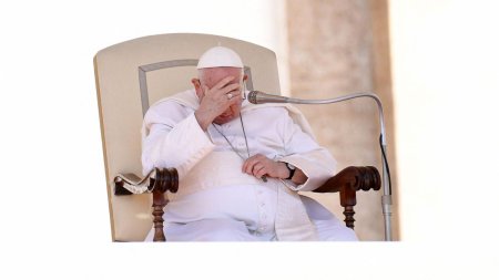 Papa intrerupe un discurs din cauza unei ''bronsite usoare''