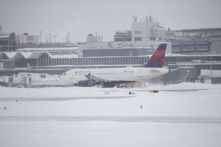 Peste 2.000 de zboruri au fost anulate in SUA din cauza furtunii. Aeroporturile din <span style='background:#EDF514'>CHICAGO</span>, cele mai afectate