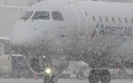 Vremea rea face ravagii in 12 state americane. Companiile aeriene au anulat peste 2.000 de zboruri, dupa o furtuna masiva