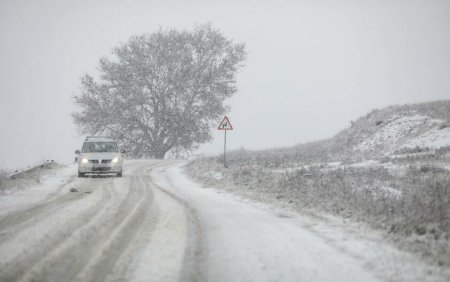 Starea drumurilor: Trafic ingreunat din cauza ninsorilor. Se circula in conditii de iarna in patru judete