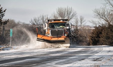 Conditii de iarna pe mai multe drumuri din Romania: Utilaje de deszapezire actionate in judetele Buzau, Iasi, Maramures si Mures