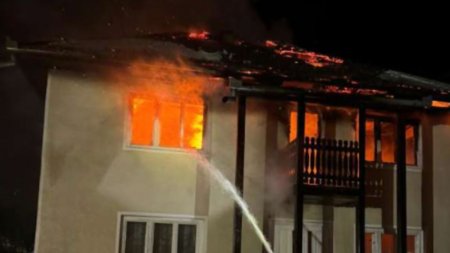 Un barbat <span style='background:#EDF514'>DIN HARGHITA</span> a murit ars de viu in propria casa, in urma unui incendiu. Pompierii nu au putut patrunde in locuinta