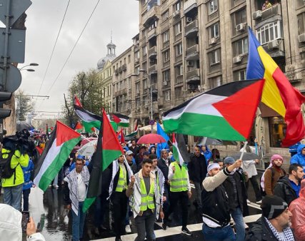 Zeci de oameni participa in Capitala la o manifestatie de solidaritate cu palestinienii