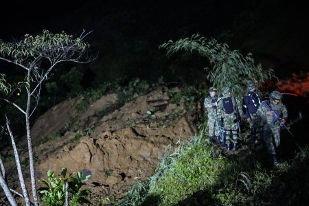 Cel putin 17 morti in urma unei <span style='background:#EDF514'>ALUNECARI</span> de teren in nord-vestul Columbiei. Cel putin 35 de oameni au fost raniti