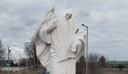 Un roman a fost arestat dupa ce a vandalizat statuia Fecioarei Maria din orasul maghiar Dunavecse. Atacul din noaptea de Revelion a fost filmat | VIDEO