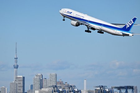 Un avion al companiei japoneze ANA, nevoit sa revina pe aeroport dupa o fisura aparuta la geamul cabinei