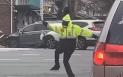 Un barbat cu o vesta reflectorizanta care dansa in mijlocului drumului a fost confundat cu un politist, doua masini s-au busit, la New York | VIDEO