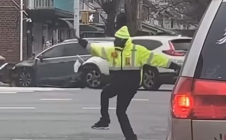 Un barbat cu o vesta reflectorizanta care dansa in mijlocului drumului a fost confundat cu un politist, doua masini s-au busit, la New York | VIDEO