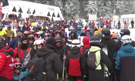 „Sus <span style='background:#EDF514'>FEERIE</span>, jos cozi si asteptare”. Ce i-a intampinat pe turistii veniti la schi in Poiana Brasov. Doua partii, perfecte pentru sporturile de iarna