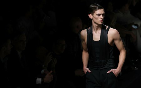 Saptamana Modei de la Milano: Cum arata barbatul anului 2024, in viziunea <span style='background:#EDF514'>DOLCE</span> & Gabbana | GALERIE FOTO