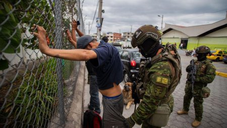 Angajatii <span style='background:#EDF514'>PENITENCIARELOR</span> din Ecuador, tinuti ostatici de detinuti, au fost eliberati