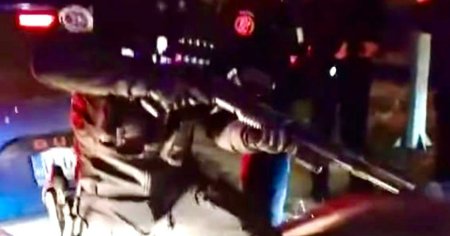 Un politist a amenintat cu arma <span style='background:#EDF514'>UN CONSTANTEAN</span> care a incercat sa intre cu masina in zona unde protestau transportatorii VIDEO
