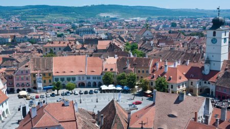 <span style='background:#EDF514'>PATRU TINERI</span> pasionati de istorie ofera tururi ghidate gratuite in Sibiu
