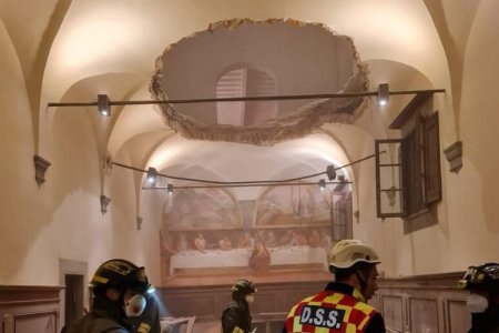 Zeci de persoane au fost ranite in timpul unei nunti din Italia, dupa ce <span style='background:#EDF514'>PODEA</span>ua localului unde sarbatoreau evenimentul s-a prabusit