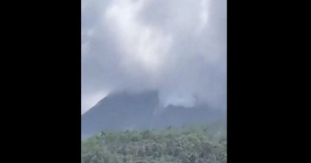 Vulcanul Marapi din Indonezia a erupt din nou. Cenusa s-a ridicat la 1.300 metri altitudine deasupra craterului