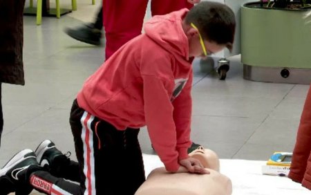 Pregatiti pentru a salva vieti. Copiii din Cluj-Napoca au invatat cum se face manevra Heimlich sau masajul cardiac