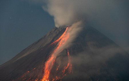 Noua eruptie a <span style='background:#EDF514'>VULCANULUI</span> Marapi din Indonezia, la o luna dupa un episod eruptiv mortal