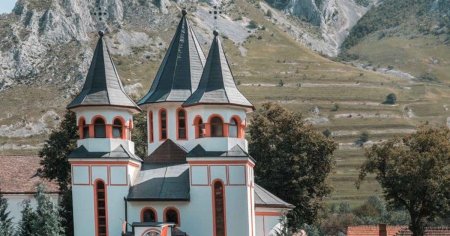 Fotografia unei biserici din Romania, virala pe Facebook. Unde se afla lacasul construit in forma de cruce