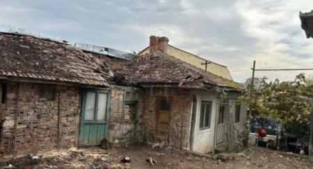 Nici <span style='background:#EDF514'>SOBOLANI</span>i nu stau acolo. O casa ruinata, scoasa la vanzare cu un pret exorbitant, intr-un oras din Romania