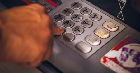 Pericolul ATM-urilor <span style='background:#EDF514'>CONTACTLESS</span>. Cum a ramas fara bani o persoana care nu a finalizat sesiunea