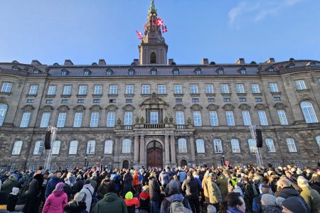 Mii de oameni s-au adunat la Copenhaga pentru a-si lua ramas bun de la regina Margrethe a II-a. Monarhul va abdica astazi