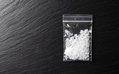 Traficant de droguri, arestat preventiv dupa ce a fost prins cu 70 de grame de cristal in masina