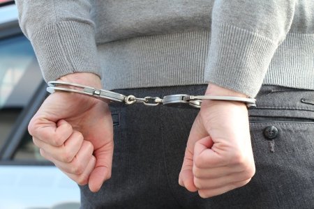 Barbat din Alba, arestat preventiv dupa ce a incercat sa violeze vanzatoarea unui magazin