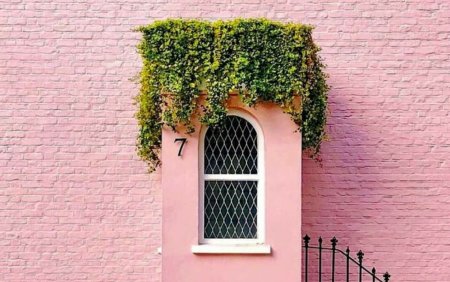 Cum arata cea mai cunoscuta casa de pe Instagram. Este roz, iar toti turistii sa pozeaza in fata usii | FOTO