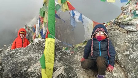 Este mai usor aici decat in jungla. Zara, o <span style='background:#EDF514'>FETITA DE 4 ANI</span> care locuieste in Malaezia, a devenit cea mai tanara persoana care a urcat pe Everest