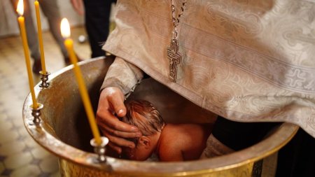 Conditiile absurde impuse de un preot unui cuplu de romani pentru a le boteza copilul, in Anglia: E pur si simplu o aberatie!