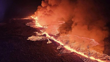 Un vulcan a erupt in Islanda, lava care curge a ajuns intr-un oras pescaresc