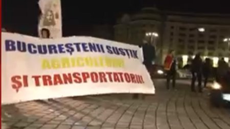 Protest in Bucuresti. Palatul Parlementului, incercuit de tineri care sustin protestele fermierilor si transportatorilor