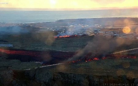 Lava <span style='background:#EDF514'>VULCANULUI</span> care a erupt in Islanda a ajuns in curtile oamenilor. Fenomenul a fost anticipat dupa o serie de cutremure