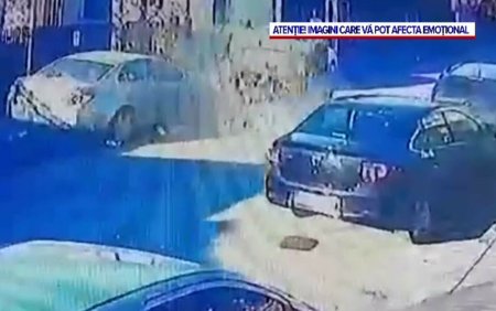 O masina s-a izbit de un autoturism parcat, s-a rasturnat si a mai lovit un vehicul, in Craiova. Doua persoane, ranite