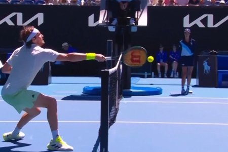 Stefanos Tsitsipas, lovitura zilei la Australian Open » A castigat punctul desi mingea era in jumatatea adversarului