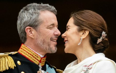 Sarutul regilor danezi, in lumina criticilor. Zvonurile de infidelitate din familie umbresc relatia regelui Frederik | FOTO