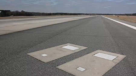 Motivul pentru care mormintele a doi soti se afla sub pista unui aeroport din SUA: Sunt singurele din lume
