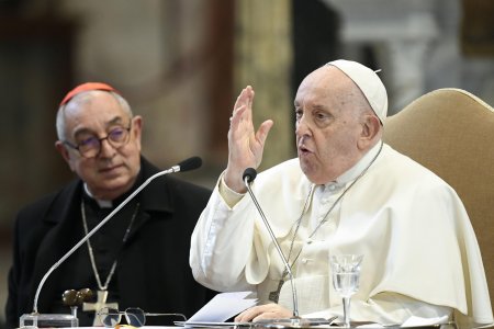Papa Francisc apara decizia istorica de autorizare a binecuvantarilor pentru cuplurile de acelasi sex, spunand ca este prost inteleasa