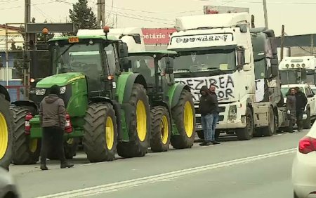 Protestul transportatorilor ingreuneaza traficul spre vama Siret. Peste 100 de utilaje blocheaza, partial, soseaua