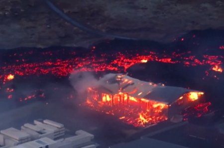 Imagini aeriene arata amploarea dezastrului de la Grindavik, unde casele ard cuprinse de lava | VIDEO