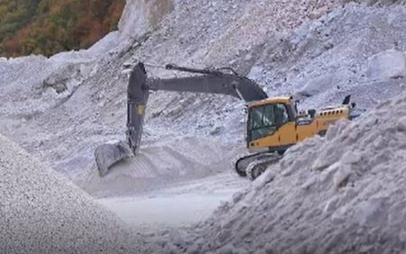 Peste un milion de tone de minerale extrase fara autorizatie la Horia. Doua persoane si o firma sunt cercetate