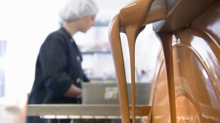 Fabrica de ciocolata din Europa care cauta <span style='background:#EDF514'>MUNCITORI NECALIFICATI</span> romani. Se ofera un salariu de peste 1.500 de euro, cazare si mancare